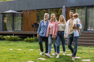 Bebekleri mutlu görünen sevimli genç bir çift.