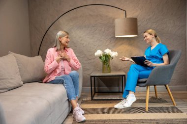 Klinikte yaşlı bir kadına profesyonel danışmanlık yapan bir doktorla konuştum..