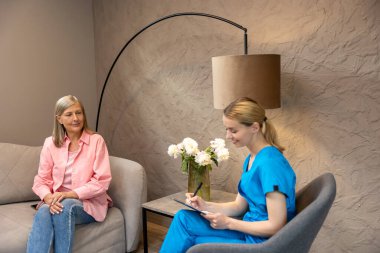 Klinikte yaşlı bir kadına profesyonel danışmanlık yapan bir doktorla konuştum..