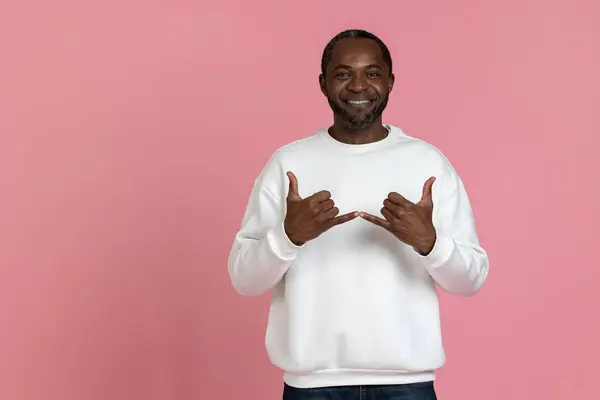 Μαύρος Άνδρας Φορώντας Λευκό Φούτερ Χρησιμοποιώντας Νοηματική Γλώσσα Απομονώνονται Ροζ — Φωτογραφία Αρχείου