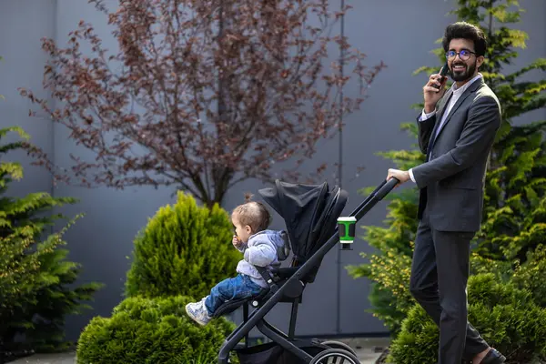 Ung Elegant Man Med Babyvagn Talar Telefon — Stockfoto