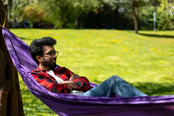 Genç Hindu Adam Parkta Rahat Mutlu Hissediyor — Stok fotoğraf