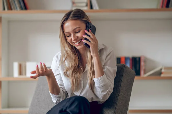 Blonde Jolie Fille Jouit Conversation Mobile Agréable Dans Son Appartement — Photo
