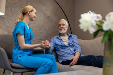 Hemşire, özel sağlık merkezinde nabzı elle kontrol ediyor..