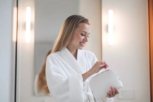 Morgenschönheit Lächelnde Junge Frau Weißen Gewand Mit Einer Kosmetiktasche — Stockfoto