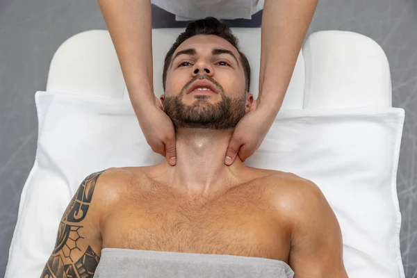 Masážním Salónu Mladý Muž Relaxační Procedury Masážním Salónu — Stock fotografie