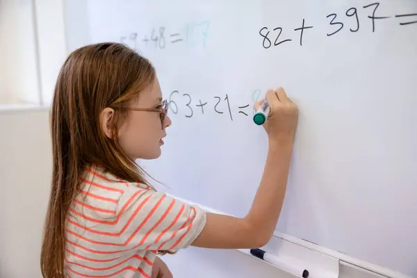 Schattig Pupil Meisje Doet Wiskunde Taak Terwijl Boord Tijdens Les — Stockfoto