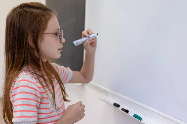 Schattig Pupil Meisje Doet Wiskunde Taak Terwijl Boord Tijdens Les — Stockfoto