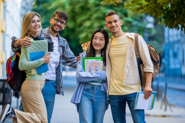 Multiethnische Studenten Der Universität Stehen Nach Dem Unterricht Freien — Stockfoto
