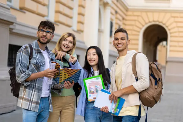 Fröhliche Multikulturelle Gruppe Von Studenten Oder Freunden Auf Dem Campus — Stockfoto