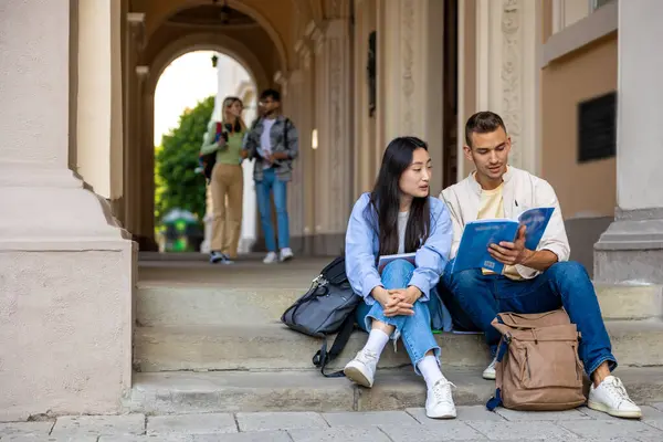 Çok Kültürlü Öğrenci Okul Merdivenlerinde Oturmuş Kitap Okuyorlar — Stok fotoğraf