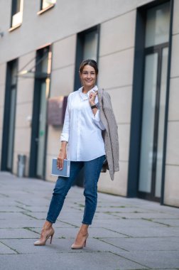 Şehir sokaklarında kendine güvenen şık bir kadın