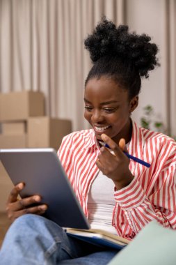 Siyahi, kendine güvenen bir kadın internet kovanından bahsederken bir yandan da organizatörlük yapıyor..