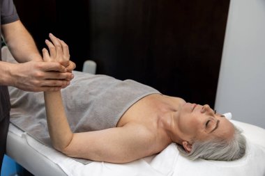 El masajı. El masajı yaptıran bir kadının yakın çekimi.