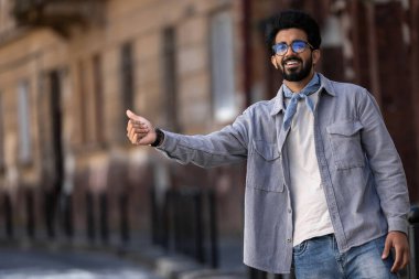 Arabaya ihtiyacım var. Hindu genç adam arabayı durdurdu ve odaklanmış görünüyor.