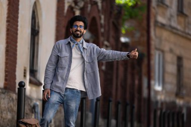 Araca ihtiyacım var. Hindu genç adam arabayı durdurdu ve odaklanmış görünüyor.