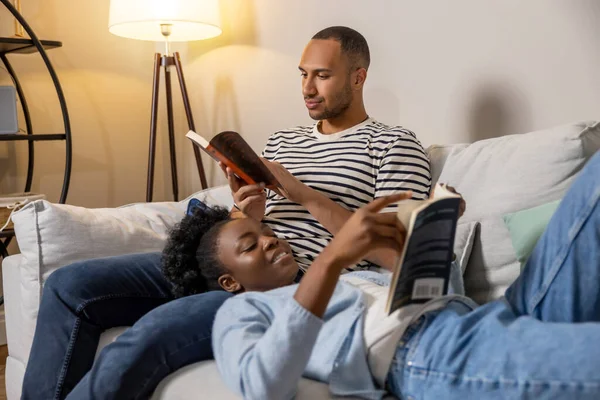 Erwachsenes Paar Liest Bücher Während Sich Hause Auf Dem Sofa — Stockfoto