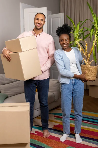 Adult Couple Holding Cardboard Box Moving New Apartment Standing Living — Stock Photo, Image