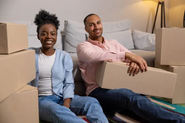 Adult Couple Holding Cardboard Box Moving New Apartment Standing Living — Stock Photo, Image
