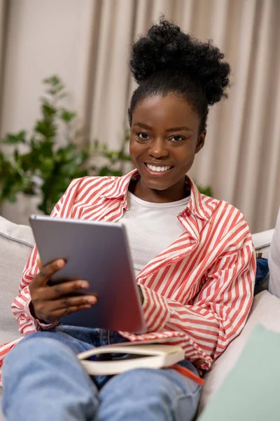 Vrouw Met Afro Kapsel Holding Tablet Browsen Webpagina Terwijl Ontspannen — Stockfoto