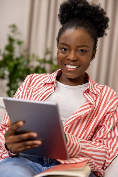 Donna Con Acconciatura Afro Tenendo Tablet Pagine Web Navigazione Mentre — Foto Stock