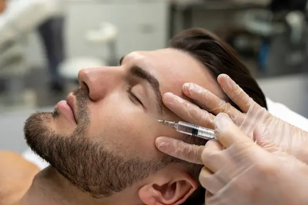 中间治疗 在美容院接受美容术治疗的黑头发大胡子男人 — 图库照片
