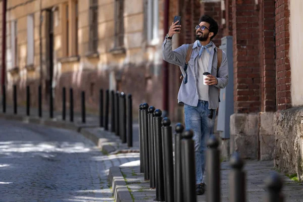 Turist Uzun Boylu Esmer Turist Şehir Sokaklarında Ilgileniyor Gibi Görünüyor — Stok fotoğraf