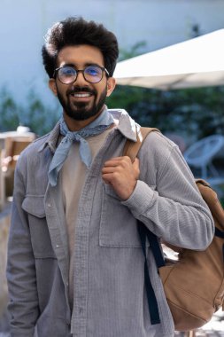 Turist. Sırt çantalı genç Hintli adam şehirde dolaşıyordu.