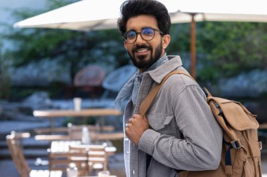 Turist. Sırt çantalı genç Hintli adam şehirde dolaşıyordu.