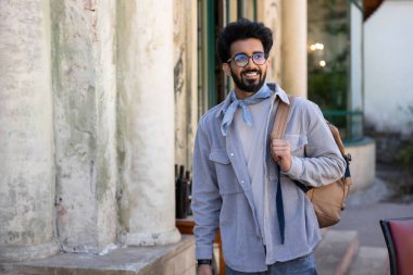 Turist. Sırt çantalı genç Hintli adam şehirde dolaşıyordu.