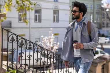 Turist. Sırt çantalı genç Hintli adam şehirde dolaşıyordu.