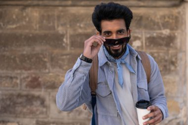 Mutlu adam. Gözlüklü genç Hindu mutlu ve mutlu.