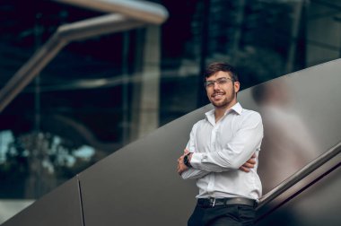 Kendine güven. Genç şık adam kendinden emin ve memnun görünüyor.