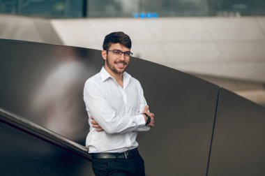 Kendine güven. Genç şık adam kendinden emin ve memnun görünüyor.