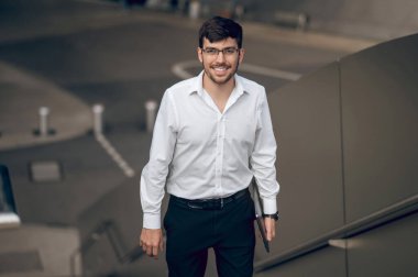 Kendine güven. Genç şık adam kendinden emin ve memnun görünüyor.