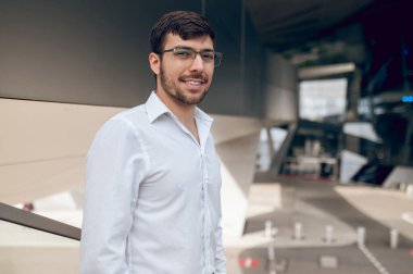 İş adamı. Memnun genç adam kendinden emin ve gülümsüyor.