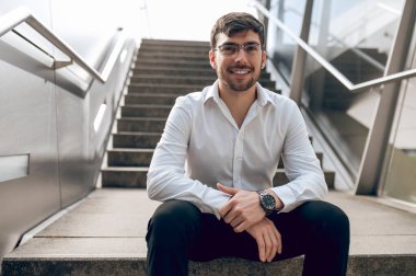 İş adamı. Memnun genç adam kendinden emin ve gülümsüyor.