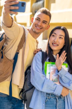 Mutlu çok kültürlü öğrenciler selfie çekiyor ya da üniversite kampüsünde yaşıyor..