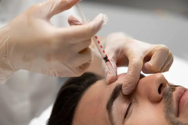 Mesotherapie Kosmetologe Macht Mesotherapie Injektionen Ins Gesicht Des Mannes — Stockfoto