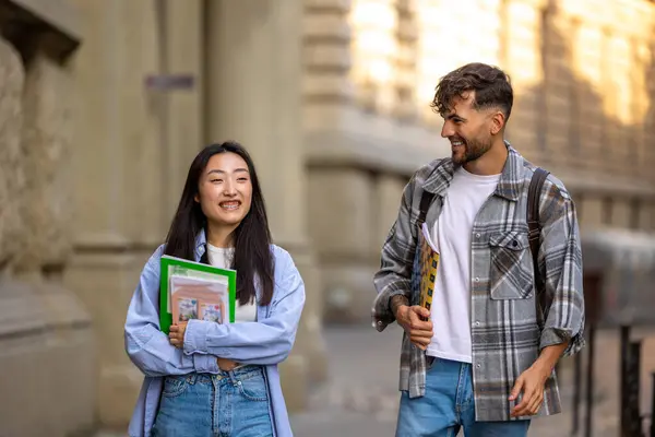 Zwei Internationale Studenten Gehen Der Nähe Des Campus Und Lächeln — Stockfoto