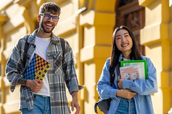 Zwei Internationale Studenten Gehen Der Nähe Des Campus Und Lächeln — Stockfoto