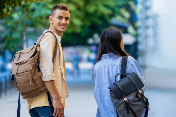 Jóvenes Estudiantes Felices Comunicándose Mientras Caminan Por Campus Universitario —  Fotos de Stock