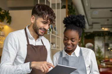 Pizzacı bir arada duruyor ve bir şeyi tartışıyor.