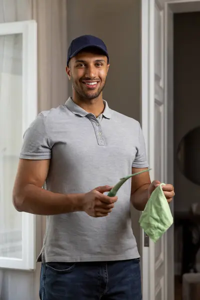 Volwassen Man Wassen Raam Doen Huishoudelijke Klusjes Thuis Bedrijf Wisser — Stockfoto