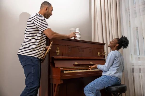 Multikultureller Mann Bringt Frau Hause Privates Klavierspielen Bei — Stockfoto