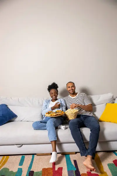 Glücklich Schöner Mann Und Essen Popcorn Und Pizza Sehen Film — Stockfoto