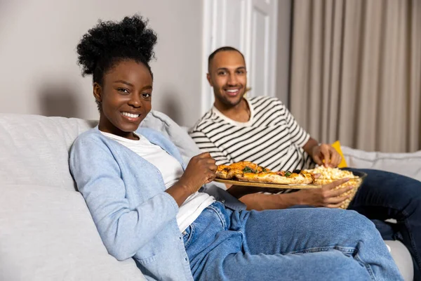 Zufriedene Mann Und Frau Essen Pizza Und Haben Viel Zeit — Stockfoto