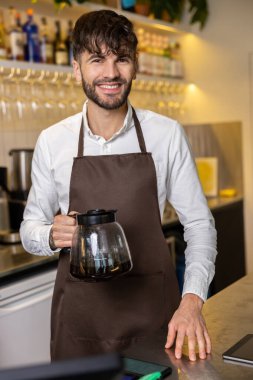 Gülümseyen genç pizzacı, kendini iyi hissediyor.