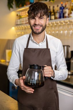 Gülümseyen genç pizzacı, kendini iyi hissediyor.