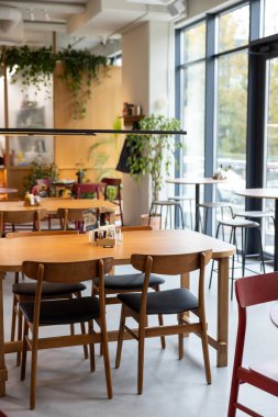 Güzel ve şirin bir kafenin içi.